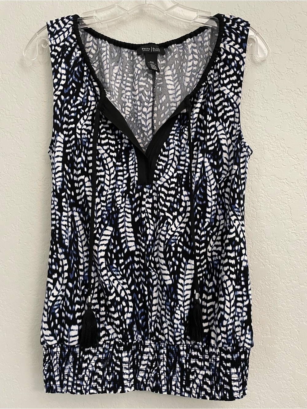 White House Black Market XXS B&W Abstract V-Neck Ruched Bottom Sleeveless Top